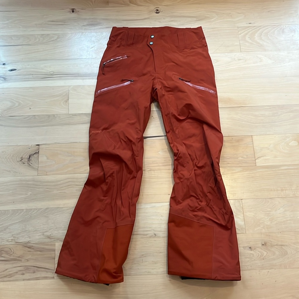 Woman’s ski/snowboard pants (barely used)